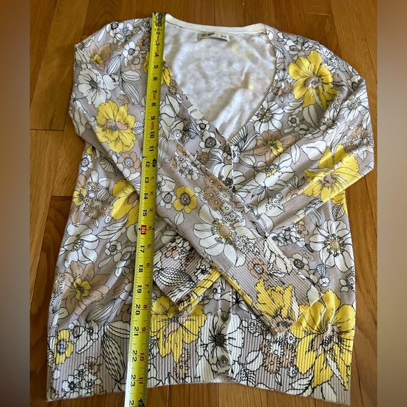 Old Navy Sweaters - Old Navy v-neck 6 button-down flowery long sleeve sweater, size small petite